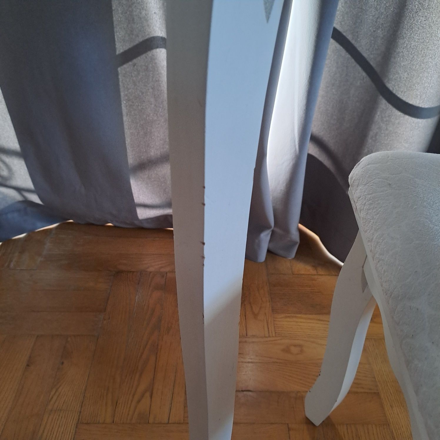 Biała toaletka z lustrem serce taboret