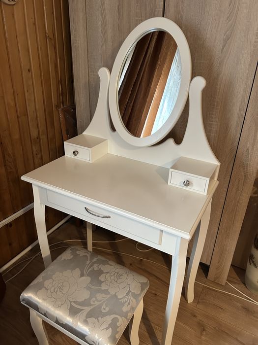 Elegancka biała toaletka z lustrem i taboretem-w bardzo dobrym stanie
