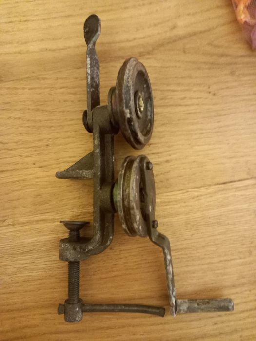 Закаточная машинка и выравнивание крышек для консервации