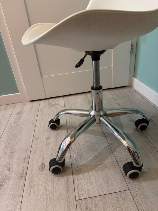 Krzesło do biurka obrotowe białe