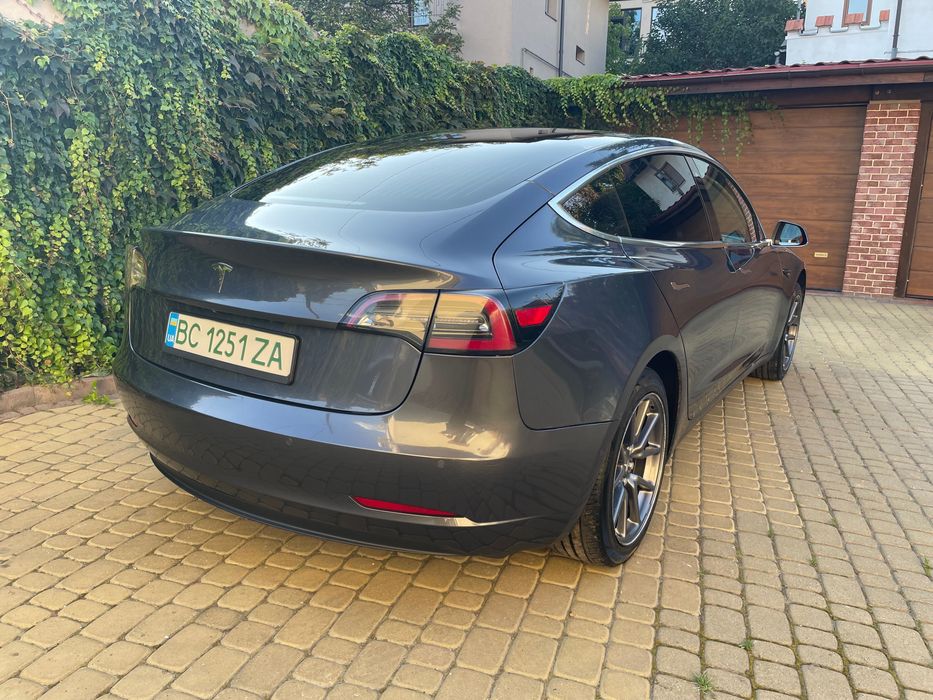 Автомобіль Tesla model 3