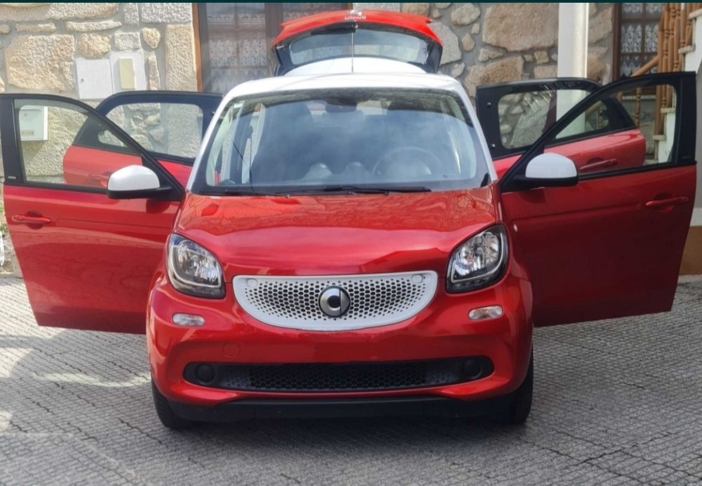 Smart fourfour impecável, económico, fácil condução.