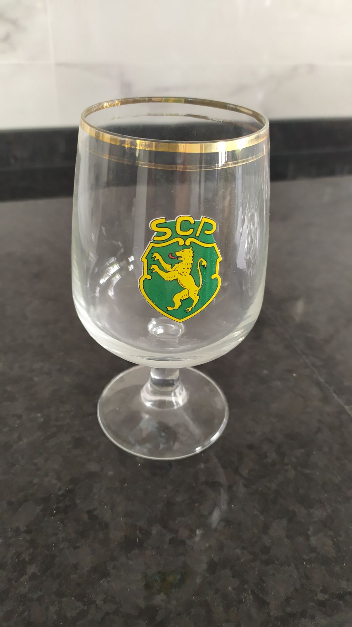 Um copo com símbolo do Sporting