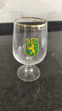 Um copo com símbolo do Sporting