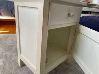 Mesa de cabeceira em madeira maciça branca com gaveta e porta
