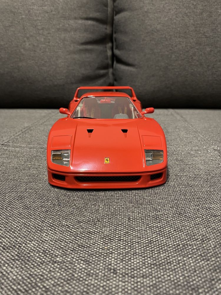 Модель Ferrari F40 1987 1:18 Burago