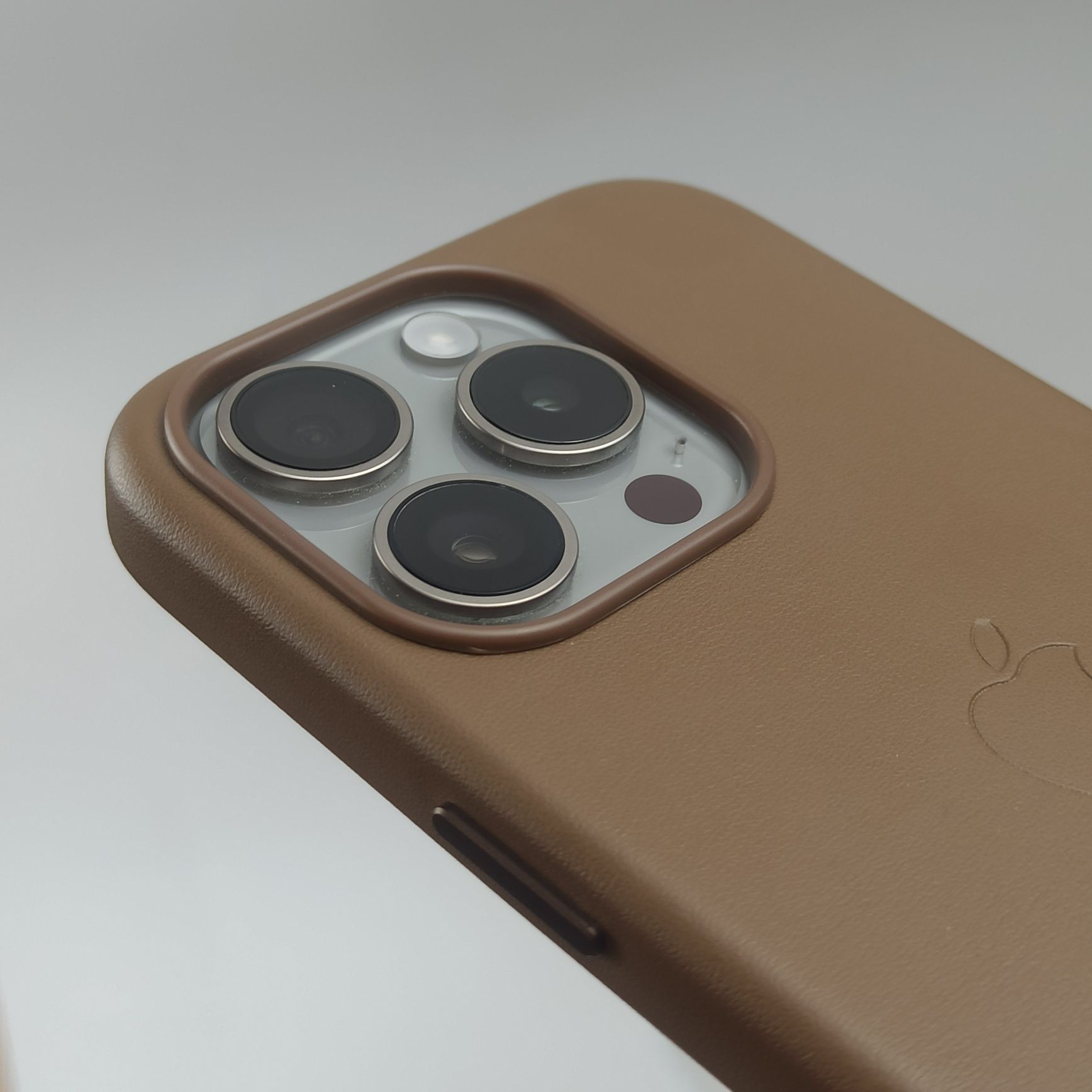 Чехол iPhone 15 Pro Leather Case Magsafe (Taupe)