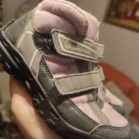 Фирменные демисезонные кроссовки бренда Quechua