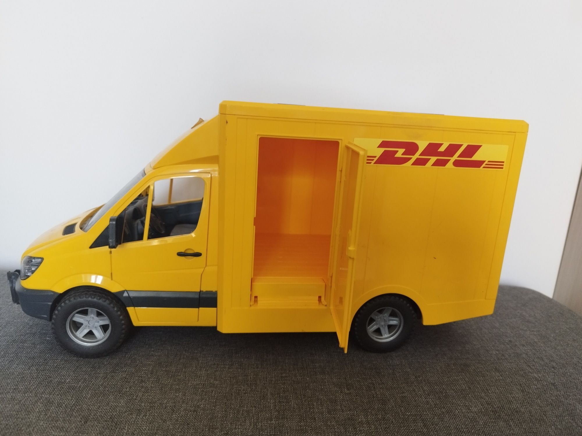 BRUDER Mercedes Benz Sprinter DHL 1:16