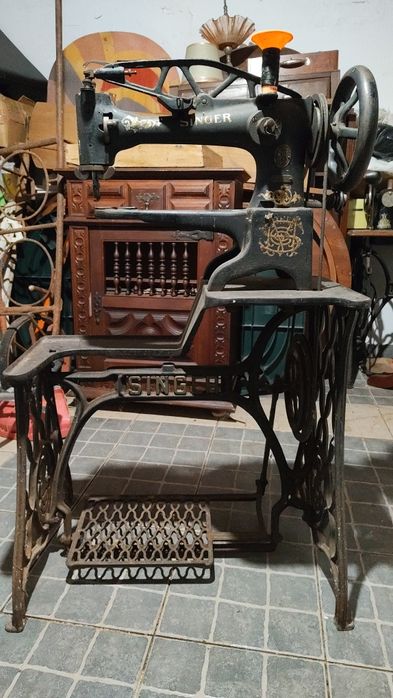 Máquina de cozer cabedal antiga, marca "Singer"