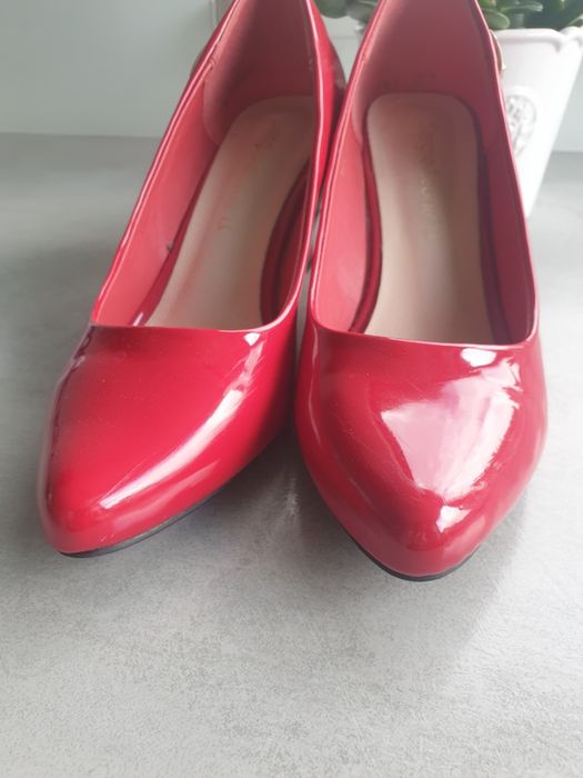 Czerwone lakierowane szpilki r.39