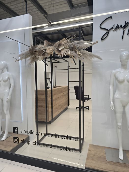 Nowoczesne wyposażenie sklepu/stoiska odzieżowego