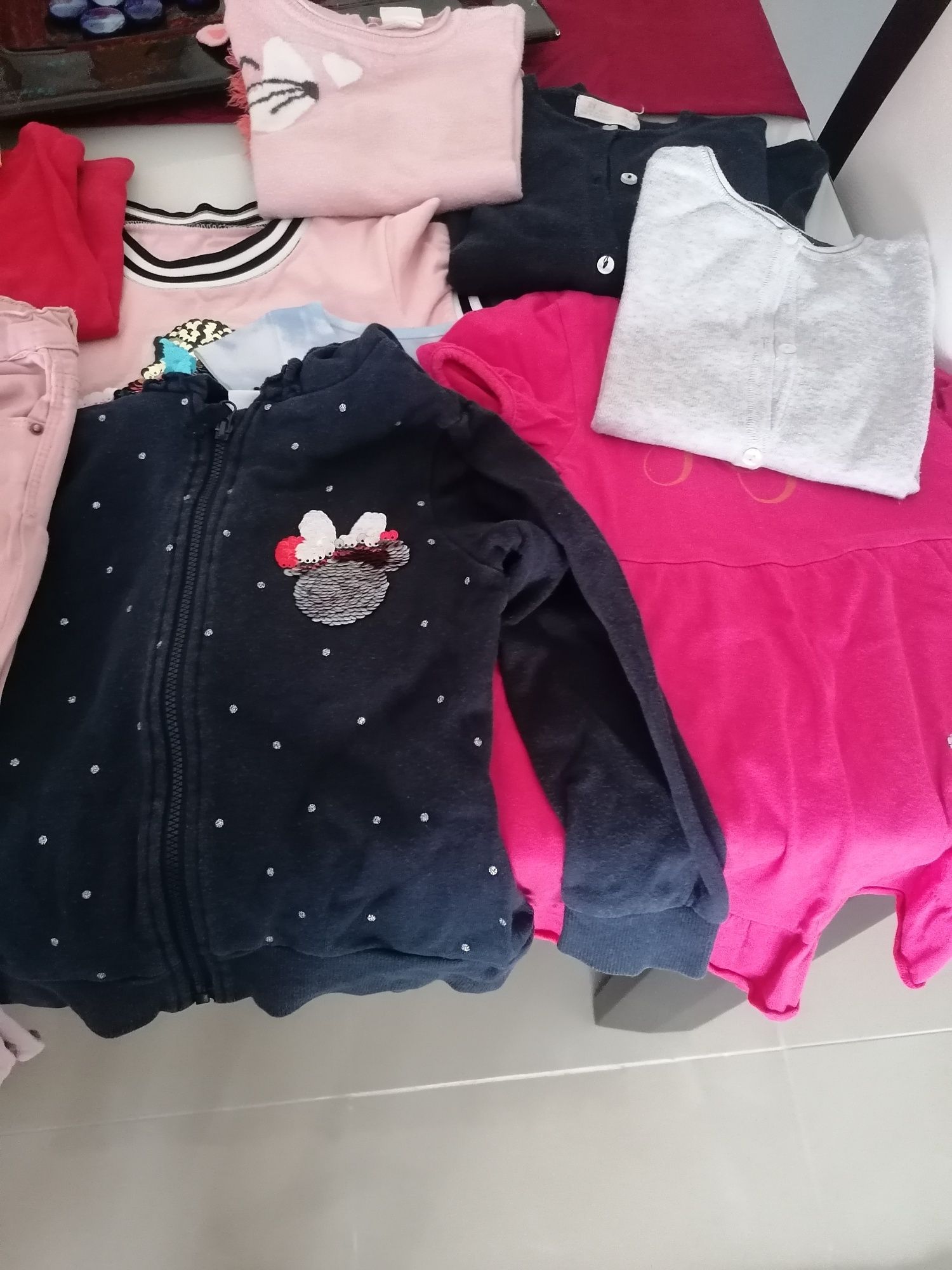 Vários tipos de roupa de menina