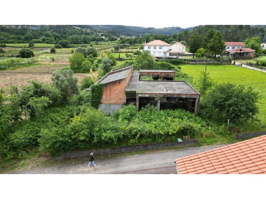 Terreno com benfeitorias em Cornes para venda.
