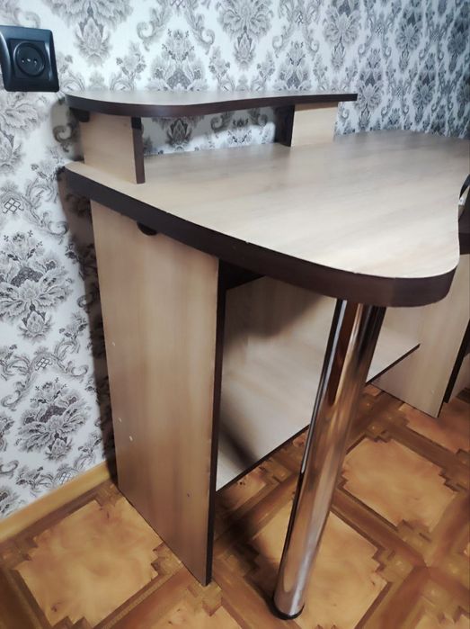 Дитячий комп'ютерний стіл