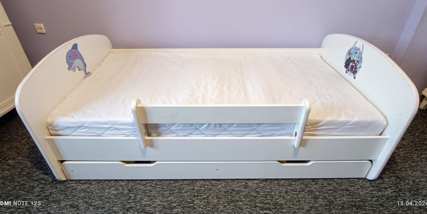 Białe łóżko dla dziecka