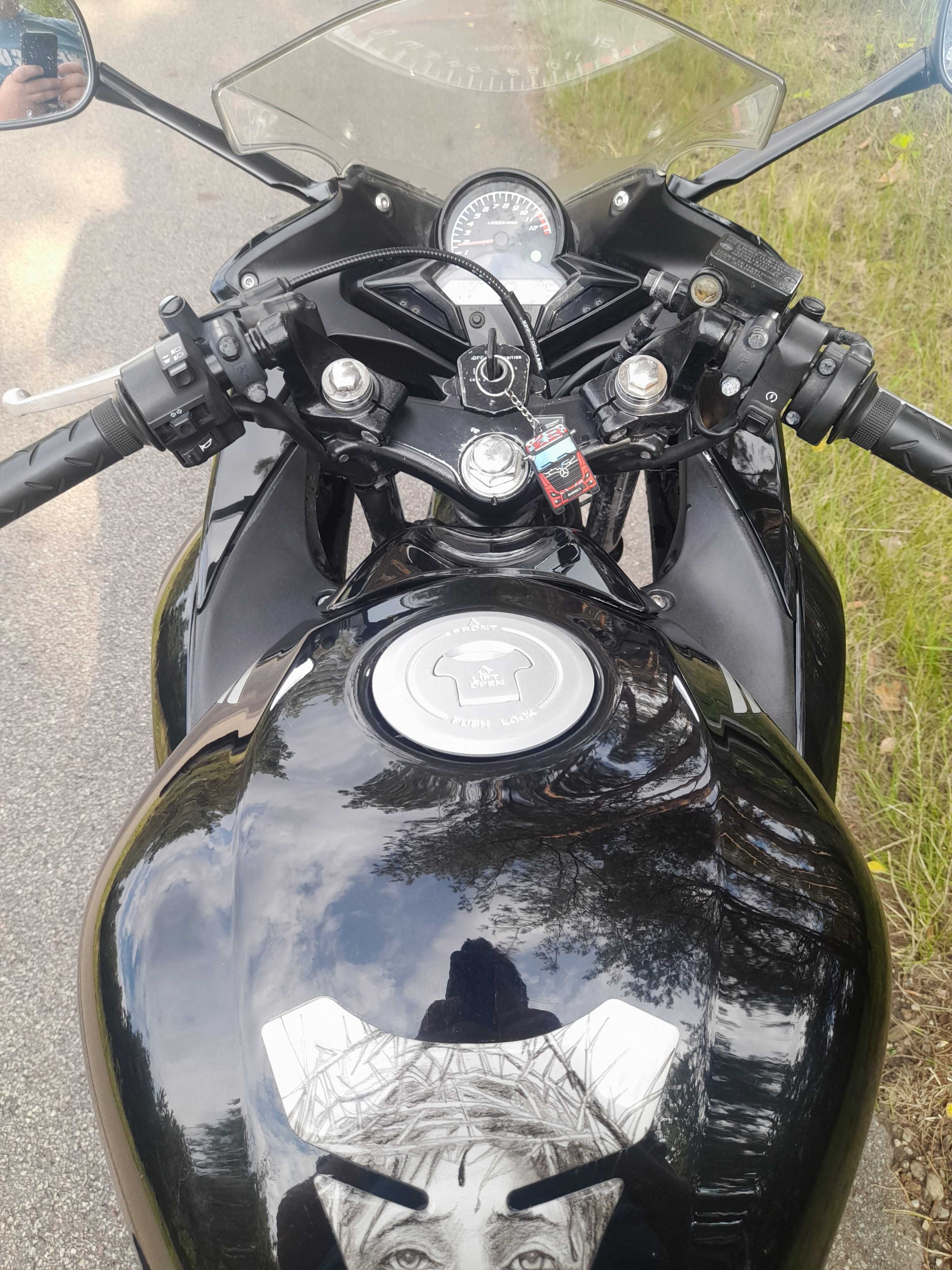 Honda  cbr 125r.
