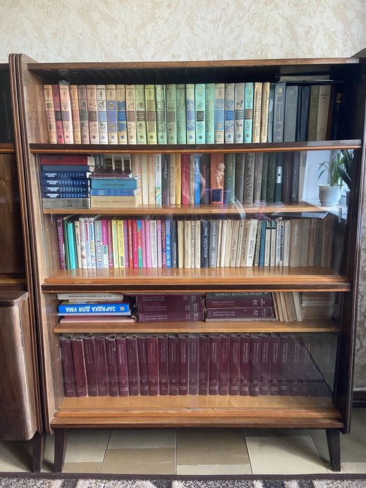 Книжна шафа Tatra Pravenec