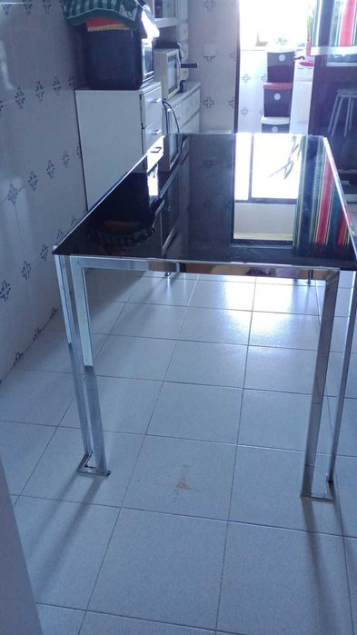 Mesa de cozinha/sala com tampo em vidro e estrutura em aço inox