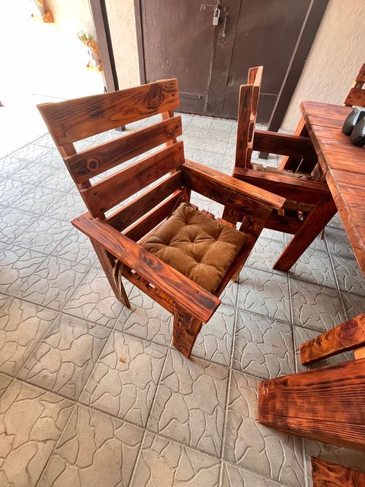 Деревʼяний стіл  зі стільцями