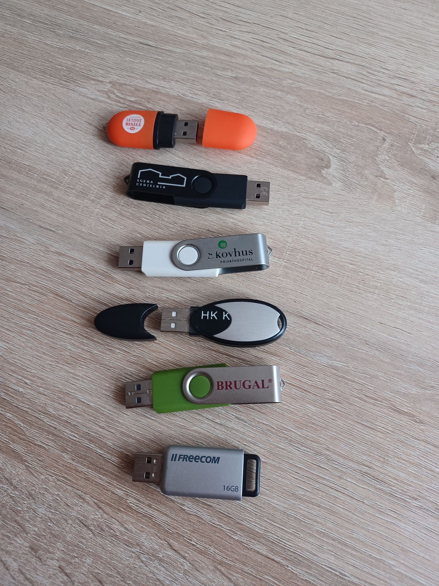 Pendrive różne 6 sztuk.