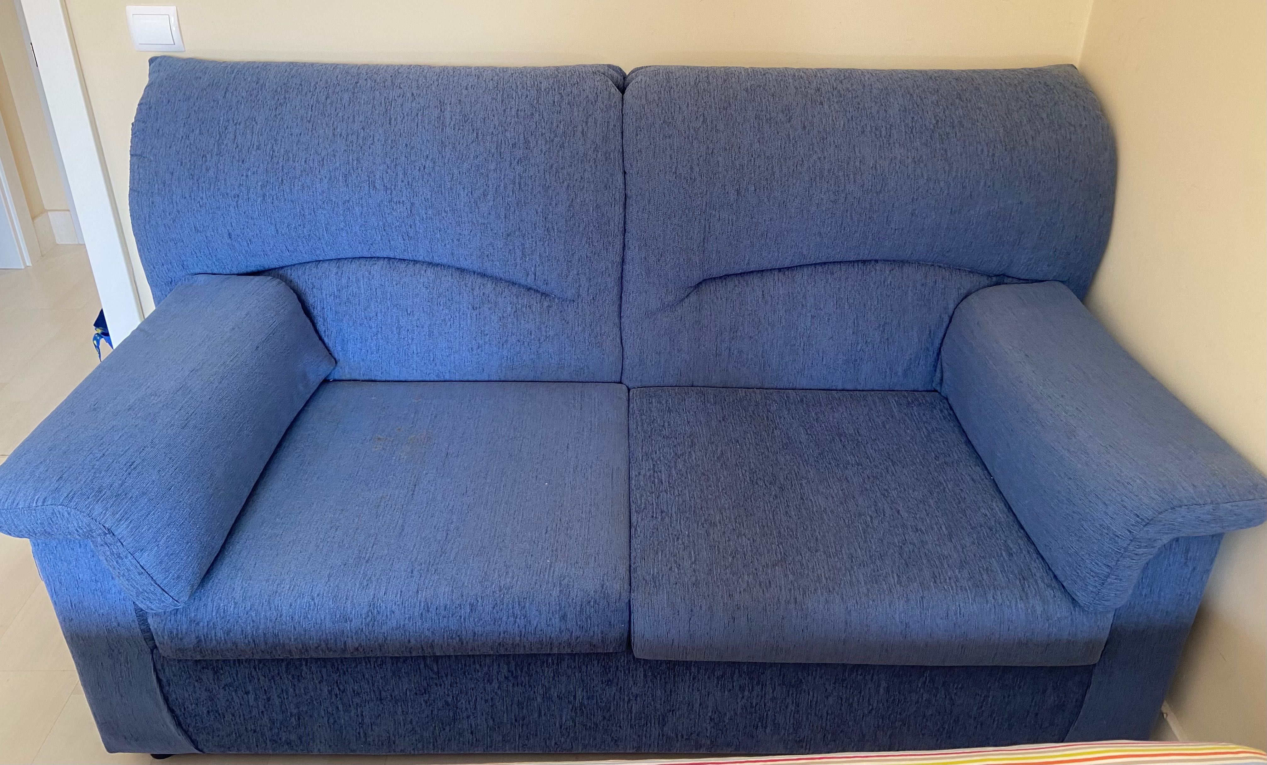 Sofá cama azul em bom estado