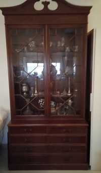 Cristaleira de Mogno maciço com 2 portas em vidro/madeira e 8 gavetas