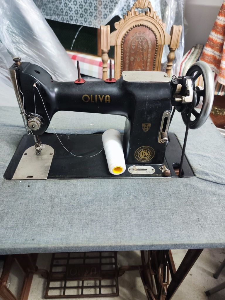 Máquina de Costura Oliva antiga manual