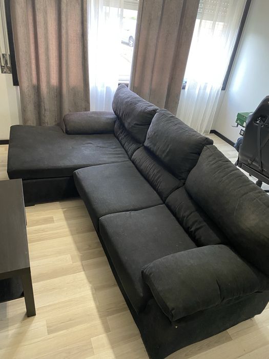 Sofá chaise long preto 3 lugares