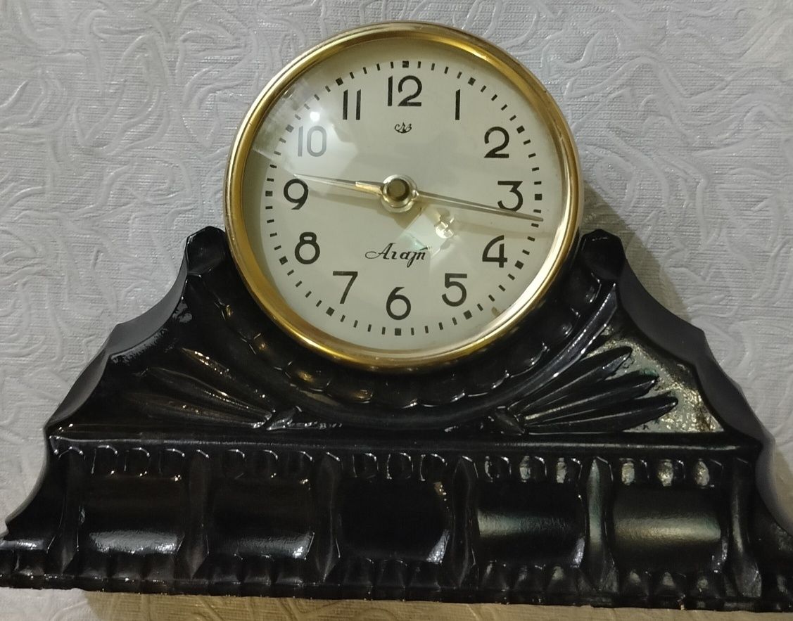Годинник вмонтований