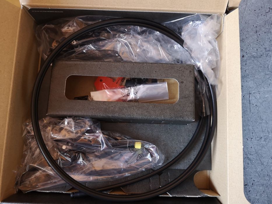 Komplet hamulców Shimano Deore XT BR-M8100 okładziny żywiczne