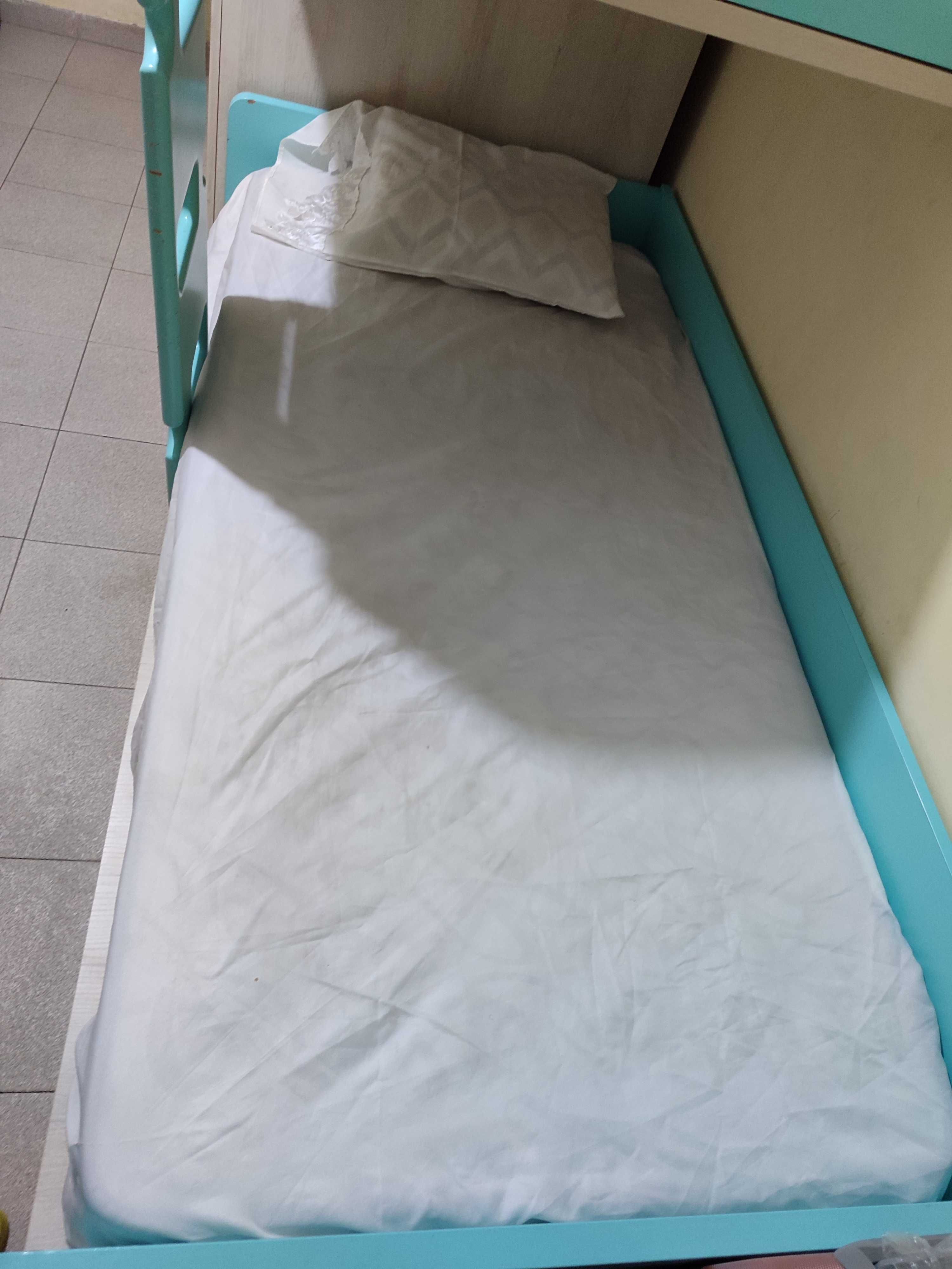 Cama beliche com gavetas e Guarda roupa colchão incluido