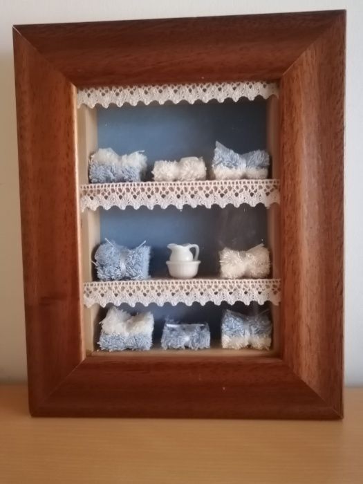 Quadro WC, com moldura em madeira