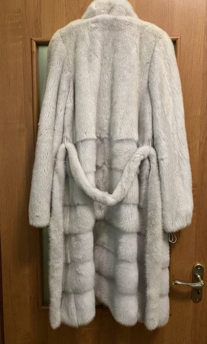 Шикарна білосніжна , супер мʼякенька  шубка S-M , довжина 100 см  !!!