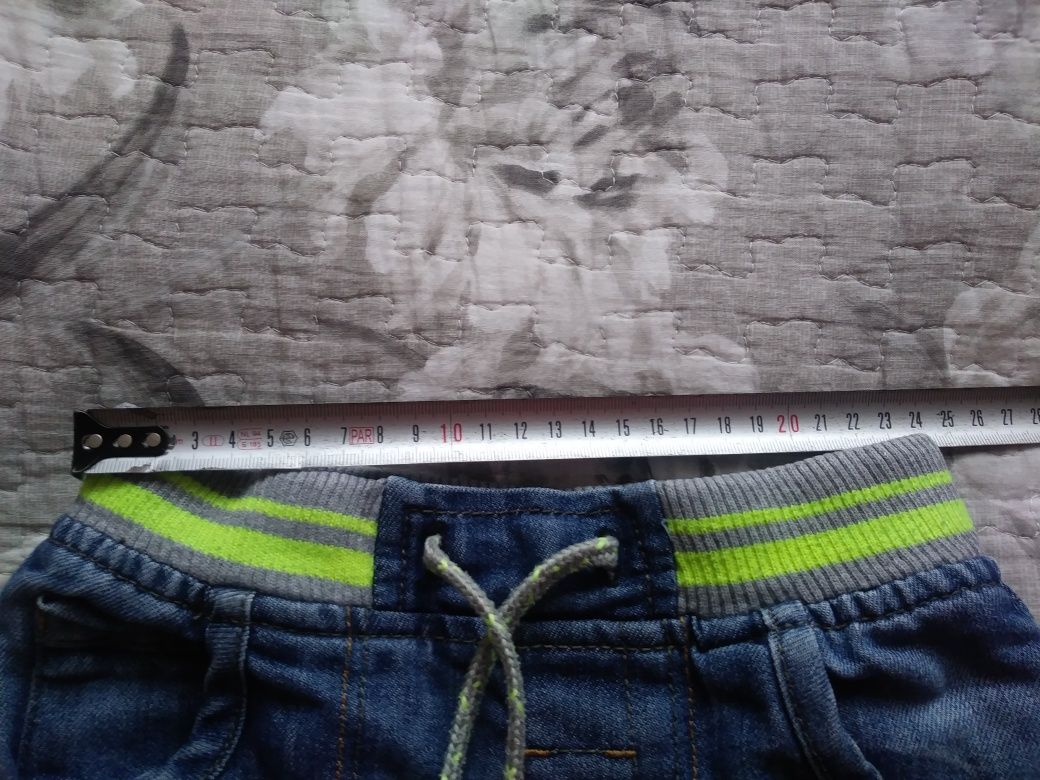 Krótkie spodenki jeansowe 104/110 dla szczupłego chłopca