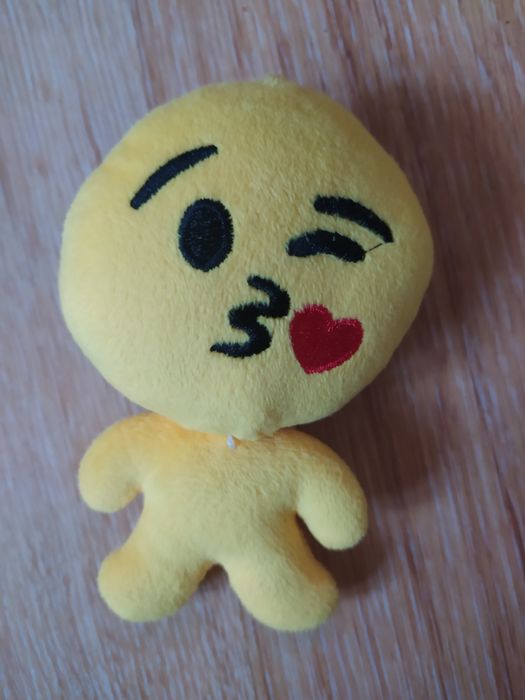 Maskotka emotek całusek