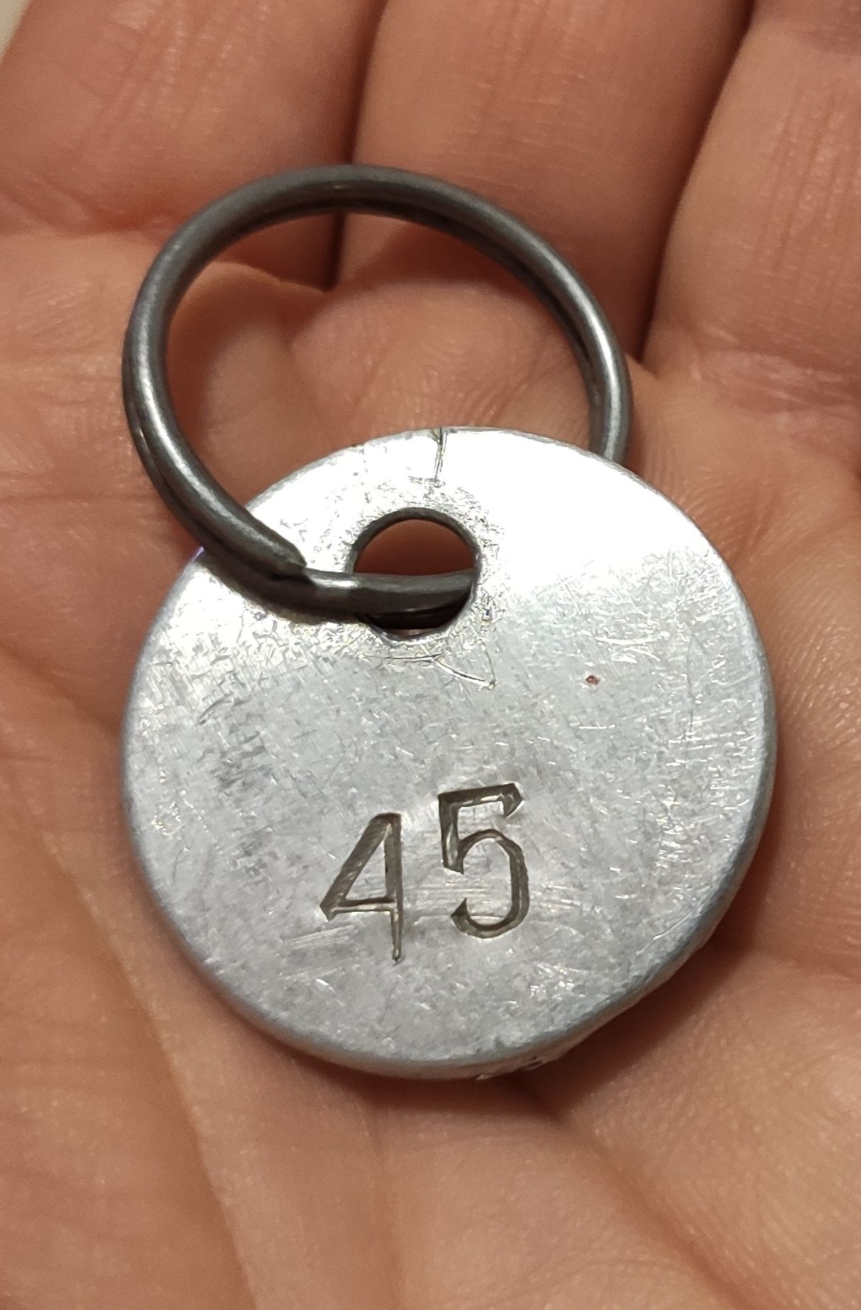 Stary numerek metalowy do szatni 45 PRL