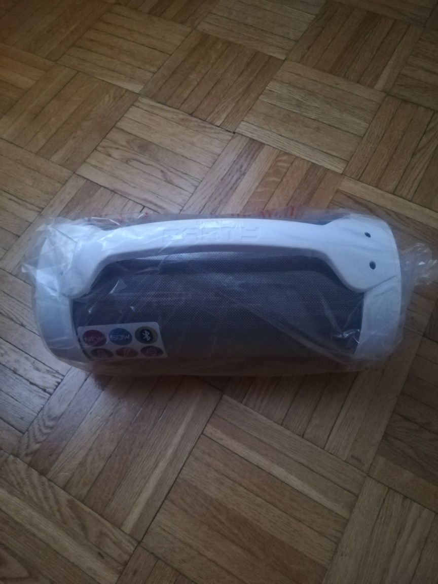 Nowy bezprzewodowy świecący przenośny głośnik Bigben Party 50 W plus m