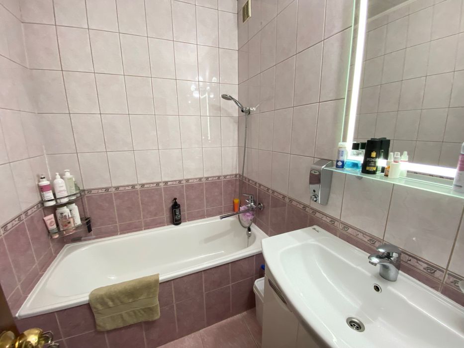 Продаж гарної трикімнатної квартири на Намиві (л1)