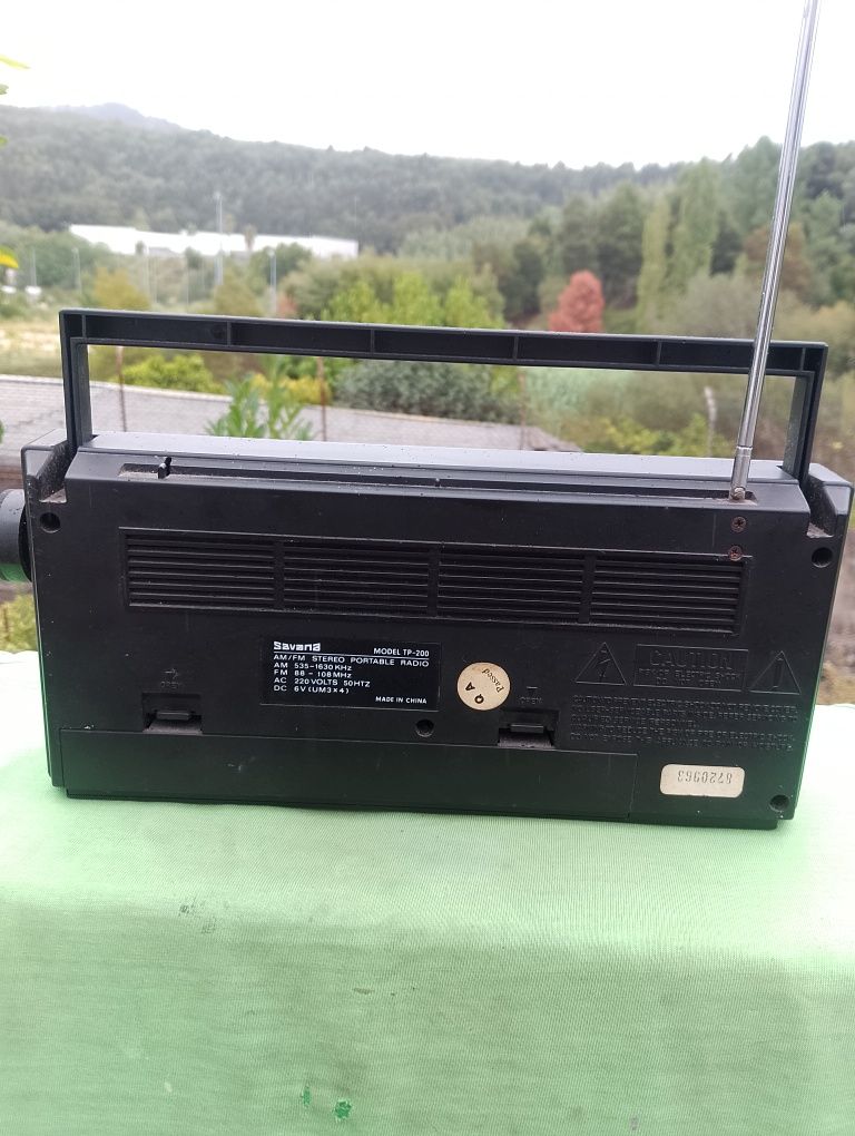 Radio portátil a pilhas e 220v