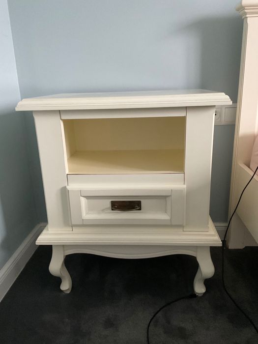 Zestaw sypialniany w stylu ludwikowskim. Łóżko plus dwie szafki