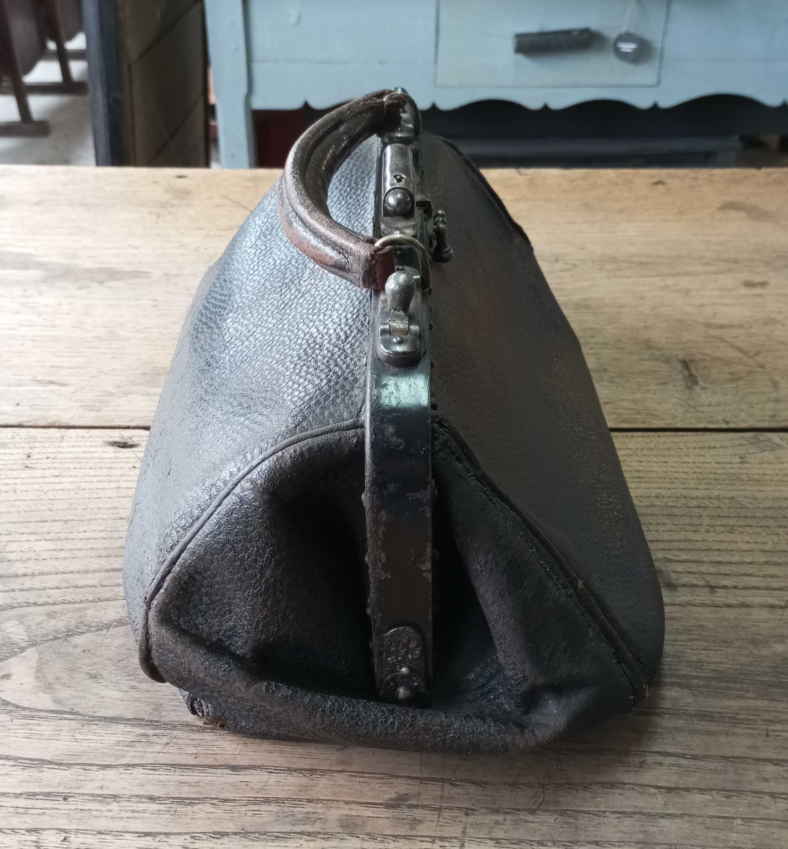 Antiga mala de médico em couro