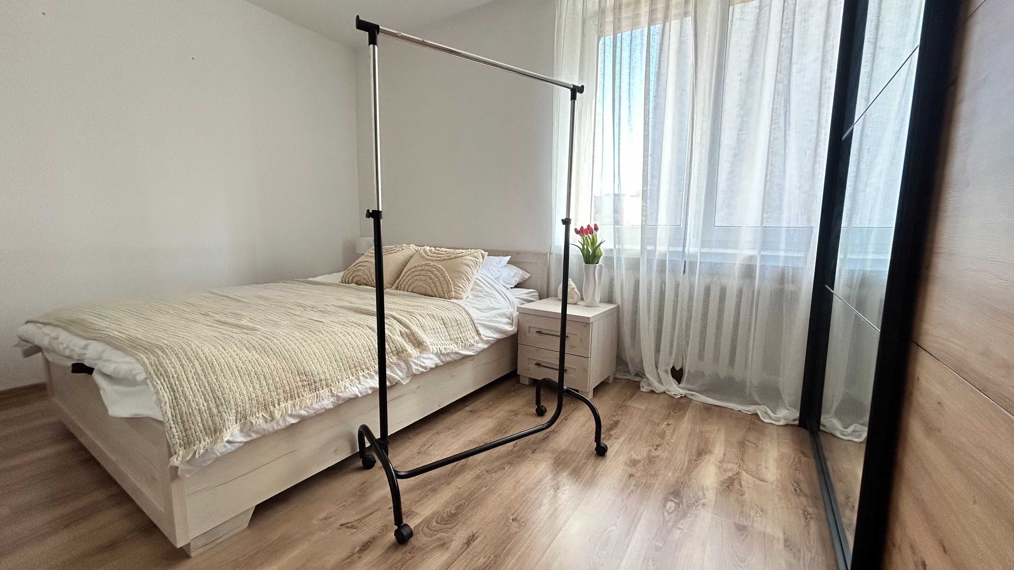NOWY Stabilny Metalowy Wieszak na Ubrania z Kółkami Regulacja WYSYŁKA