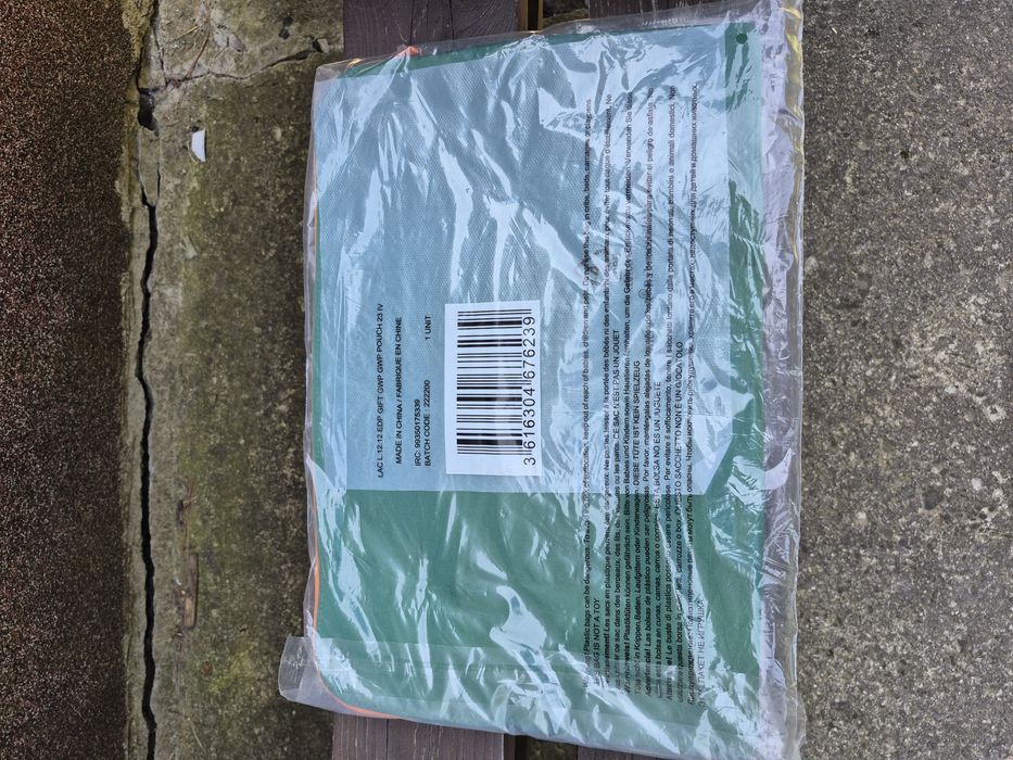 Etui na laptop Lacoste parfums zielone nowe oryginalne zamek