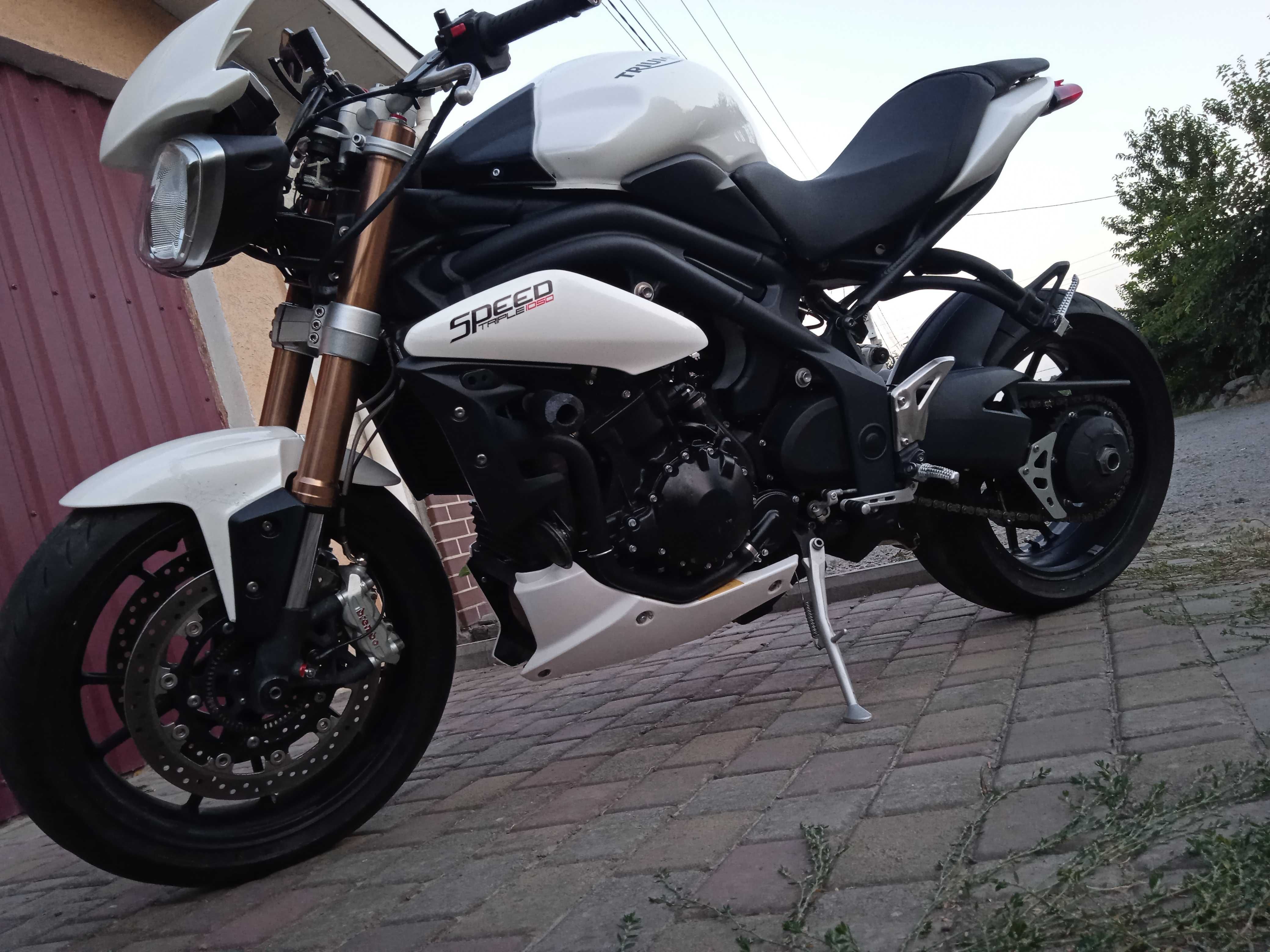 Продам Triumph Speed Triple 1050сс 2015 року