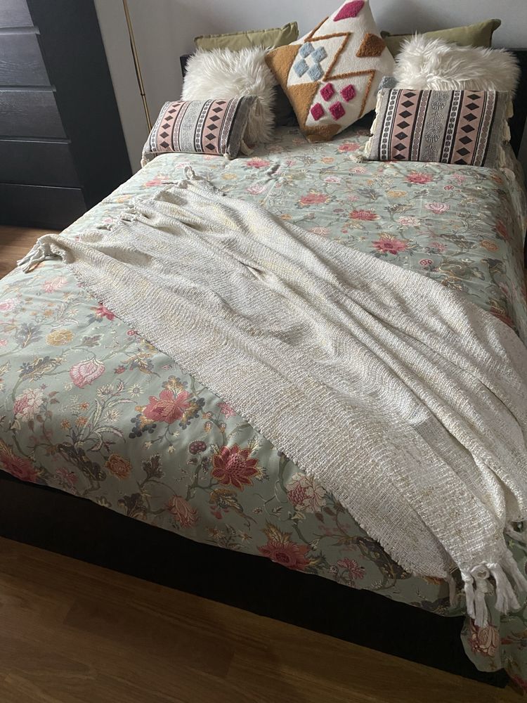 Quarto completo com colchao , comoda e mesa de cabeceira