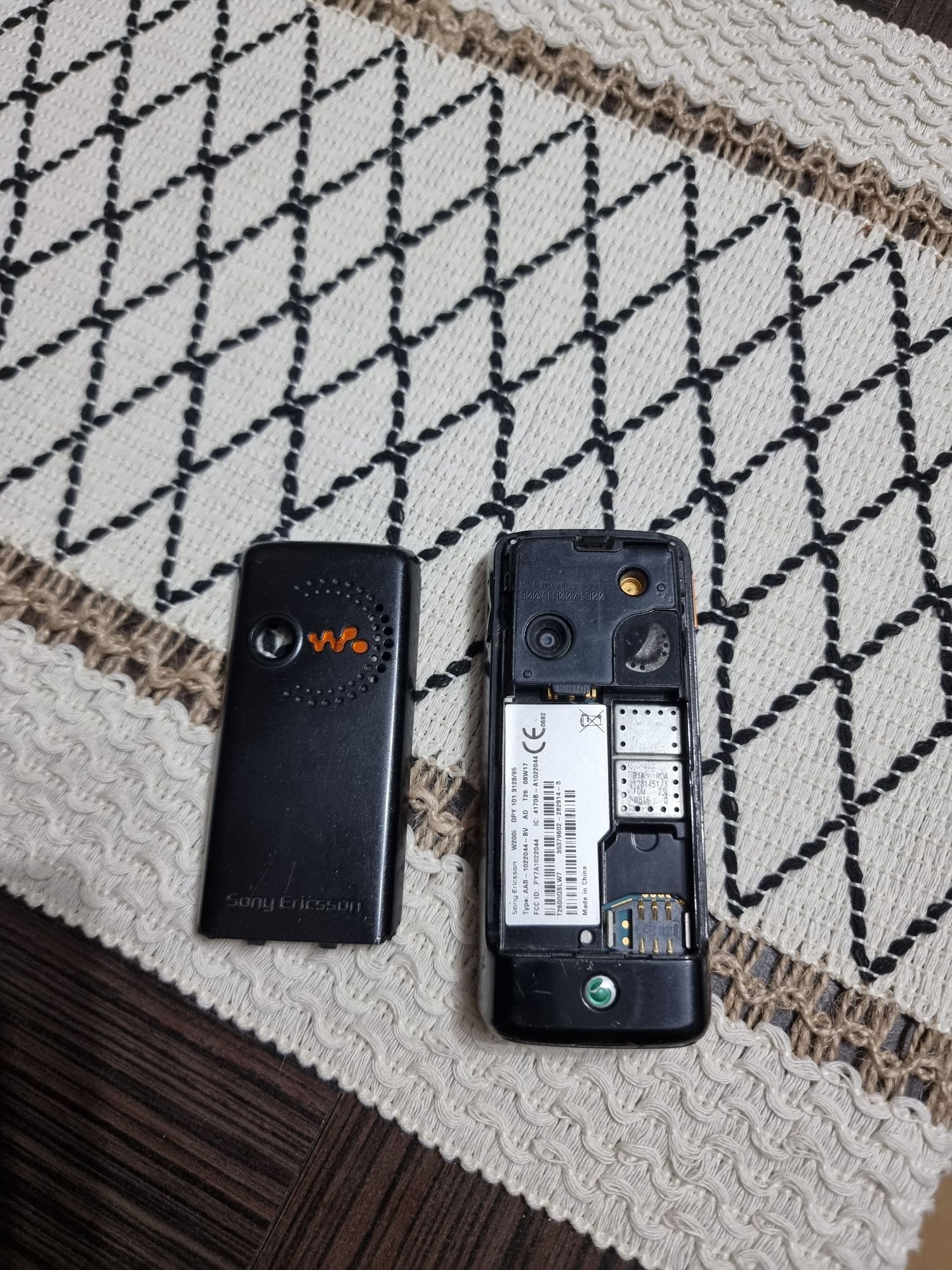 Telefon komórkowy Sony Ericsson w200i