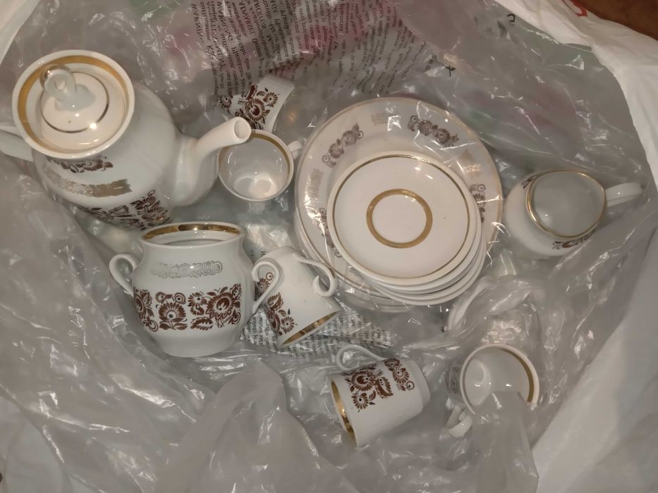 Сервиз чашки ,тарелки ,блюдца