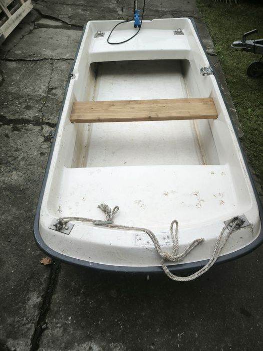 Łódka wędkarska z silnikiem elektrycznym