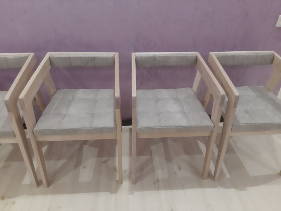 Продається стіл і стільці.